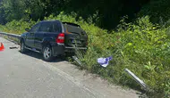 Artvin’de korkutan kaza Bariyer otomobilin motoruna girdi
