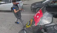 Eskişehirli çocuğun bayrak hassasiyeti motosiklet sürücüsünü duygulandırdı