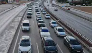 Kilit kavşakta tatil trafiği kazayla kilitlendi