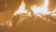 Bartın'da asırlık ahşap ev küle döndü