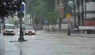 Ünye’de sağanak hayatı felç etti