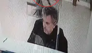 Banka şubesinde işlem yaparken tavandan kedi indi