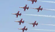 İzmir gökyüzünde havacılık şöleni başladı