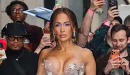 Jennifer Lopez makyajsız paylaşımıyla olay oldu! 56 yaşındaki yıldızın cildi gündem yarattı