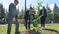 Bilecik’te öğrenciler kampüsü yeşillendirmek için fidan dikti