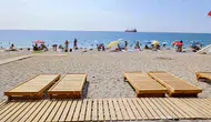 Antalya plajlarına yerli üretim ahşap şezlong dönemi