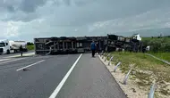 Gerede yolunda devrilen tır trafiği kilitledi