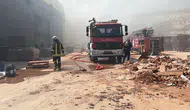 Kütahya sanayisinde çömlek fabrikasını alevler sardı