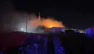 Adıyaman Besni’de rüzgarın körüklediği yangın üç dükkanı küle çevirdi