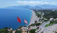 Antalya sahillerinde yazın en yoğun kalabalığı yaşanıyor