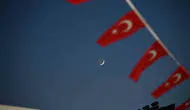 Manisa semalarında Türk bayrağıyla buluşan gökyüzü manzarası