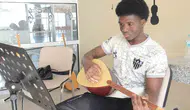 Burkina Fasolu öğrenci Malatya’da bağlama çalmayı öğreniyor