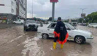 Kayseri'yi vuran sağanak sürücüleri yolda bıraktı