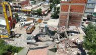 Adıyaman’da kontrollü yıkım sırasında yan dükkana beton kütleleri saçıldı