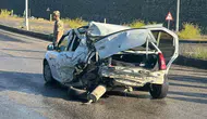 Ağrı'da kırmızı ışık kazası Freni boşalan kamyonet otomobile çarptı