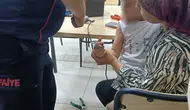 Talha'nın parmağı duş başlığına sıkıştı İtfaiye yardıma koştu