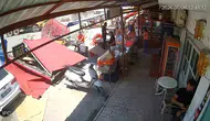 Antalya’da aniden çıkan hortum müşterilerin üzerine tente uçurdu
