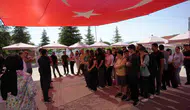 Manisalı gençler dev bayrak altında geleceğini seçti