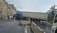 Antalya Kemer yolunda tır kazası trafiği felç etti
