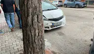 Burdur’da sürücü direksiyonu kaybetti ağaca çarptı