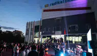 Diyarbakırlı öğrenciler mezuniyet coşkusunu keplerini havaya fırlatarak yaşadı