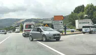 Samsun yolunda otomobil refüje çarptı