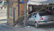 Bursa'da yokuş aşağı kayan otomobil metruk binaya girdi