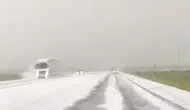 Kars yolunda aniden bastıran dolu sürücüleri durdurdu