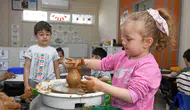 Minik eller çamurla buluştu Osmangazi'de geleneksel sanat atölyesi
