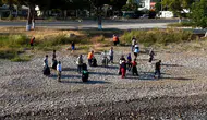 Mersinli gençler sahilleri çöpten arındırmak için kolları sıvadı
