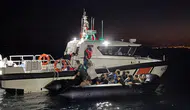 Kuşadası açıklarında lastik bot operasyonu