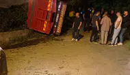 Eynesil'de çay yüklü kamyon devrildi