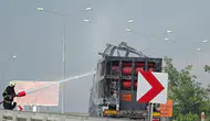 Aksaray yolunda yanan TIR ormanlık alana sıçradı