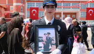 Şehit babasının üniformasını gururla giydi