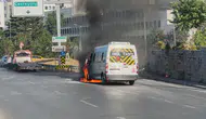 Üsküdar'da servis minibüsü seyir halindeyken yanarak kül oldu