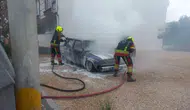 Bandırma'da park halindeki araç alevlere teslim oldu