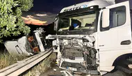 Kula yolunda TIR kazası trafiği kilitledi