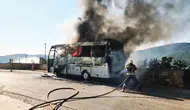 Bodrumda seyir halindeki servis aracı küle döndü