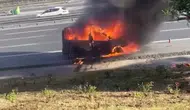 Esenyurt TEM Otoyolu'nda yanan araç trafiği kilitledi