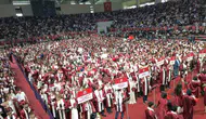 Hitit Üniversitesi mezunları diplomalarını alıp keplerini gökyüzüne fırlattı