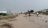 Elazığ’da şiddetli yağış trafiği kesti