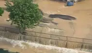 Adana'da patlayan ana su borusu trafiği felç etti