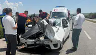 Yerköy’de traktöre çarpan otomobilin tavanı koptu