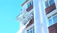 Güngören'de kontrolsüz yıkım iki binayı tehlikeye attı