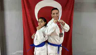 Osmaniyeli anne ve kızı minderde madalyaları topluyor