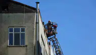 Ataşehirde bir binanın çatısı alevlere teslim oldu