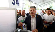 Fenerbahçe başkan adayı Hakan Safi sandık başında
