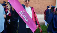 62 yaşındaki doktor 10. üniversite diplomasını gururla aldı