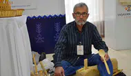 Yarım asırdır elinden düşürmediği şimşir kaşıklara hayat veriyor