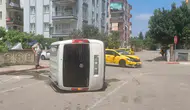 Antalya'da kavşak kazası Hafif ticari araç yan yattı